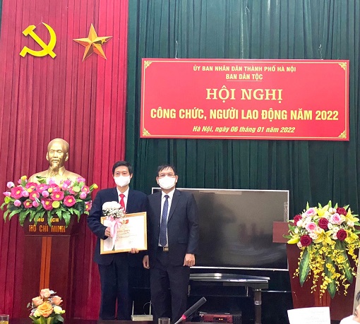 Đ/c Nguyễn Tất Vinh, Trưởng Ban Dân tộc Thành phố trao giấy khen của Công đoàn viên chức Thành phố cho cá nhân có thành tích xuất sắc trong hoạt động công đoàn năm 2021